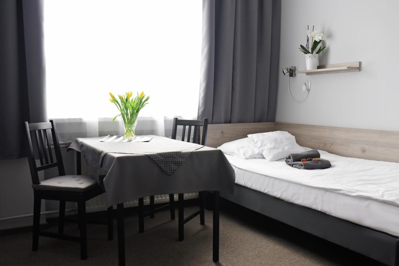 Hostel Helios Września Buitenkant foto