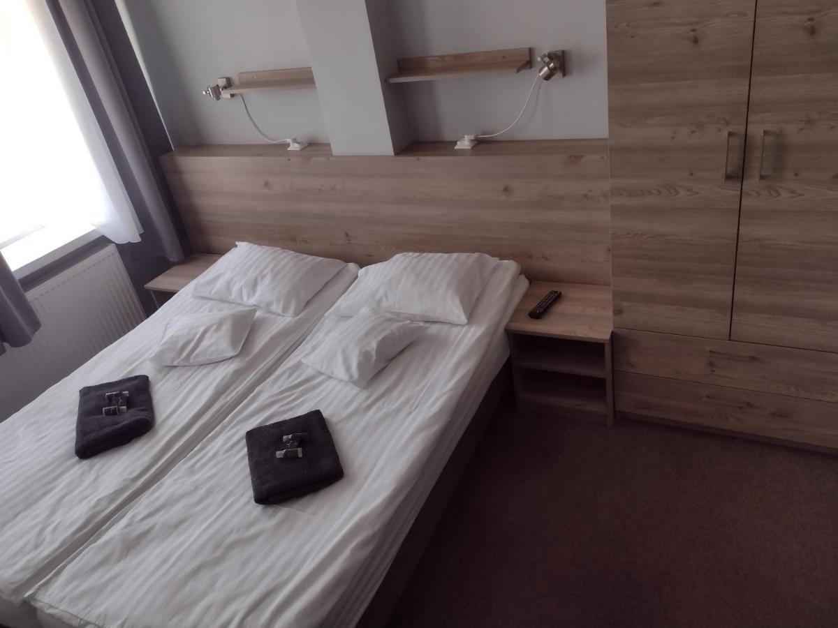 Hostel Helios Września Buitenkant foto