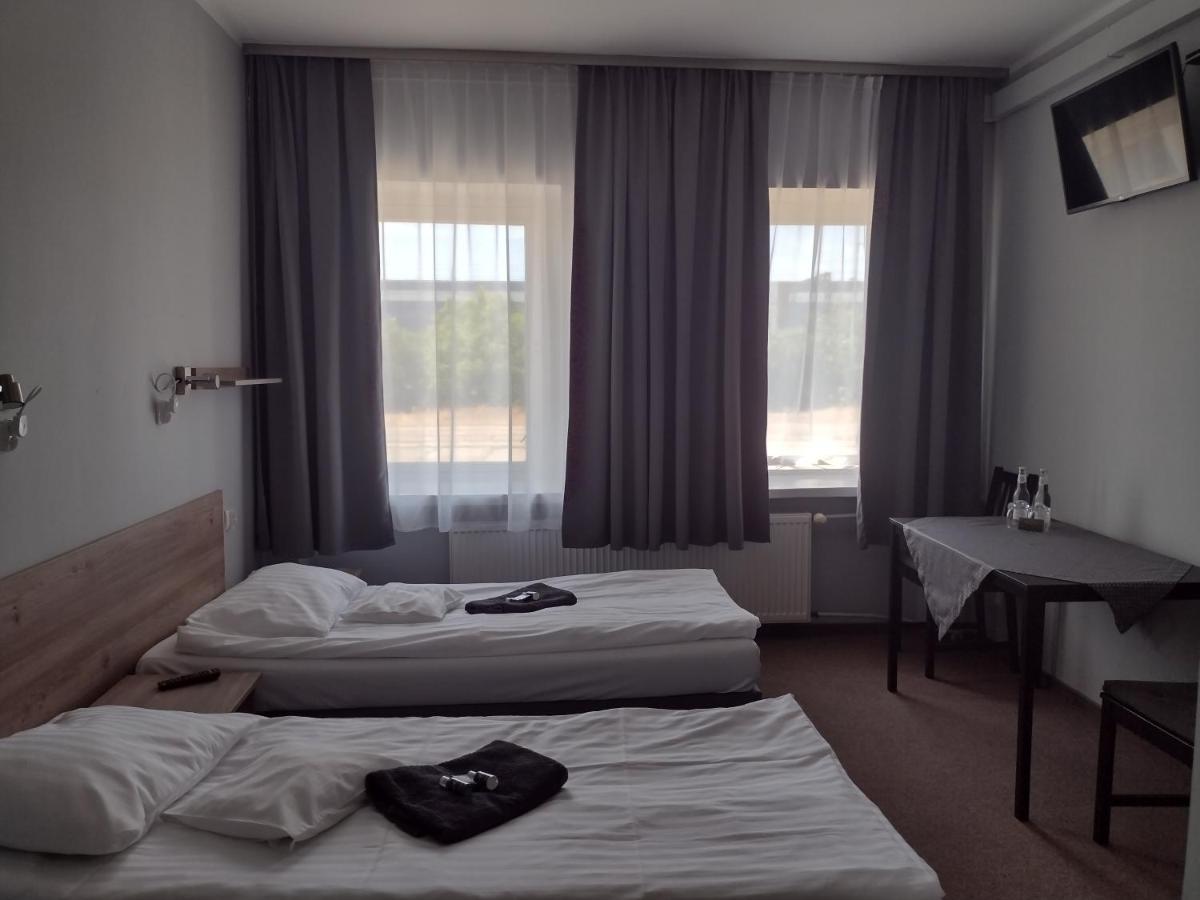 Hostel Helios Września Buitenkant foto