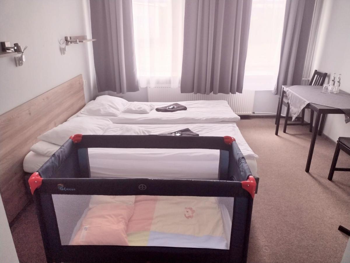 Hostel Helios Września Buitenkant foto