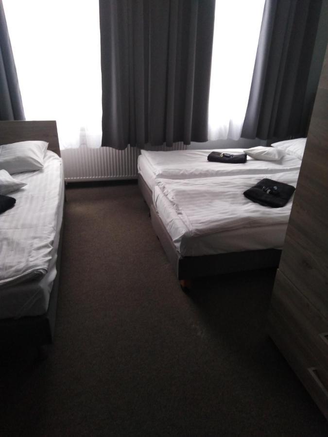 Hostel Helios Września Buitenkant foto