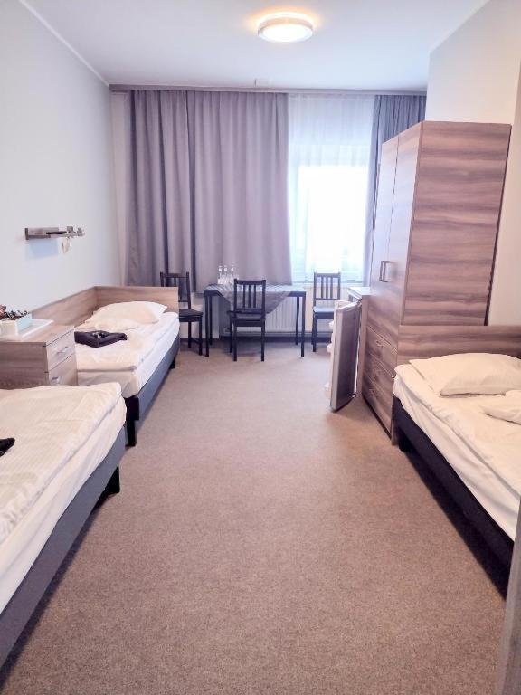 Hostel Helios Września Buitenkant foto