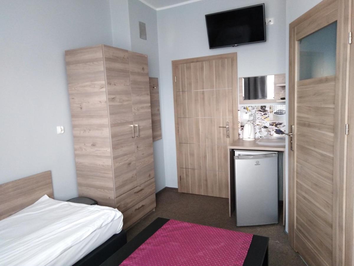 Hostel Helios Września Buitenkant foto
